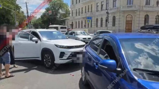 Две иномарки столкнулись в центре Симферополя на перекрёстке улиц Ленина и Пролетарской