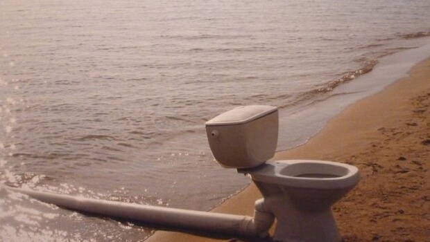 Глава Крыма возмутился реками нечистот на пляжах