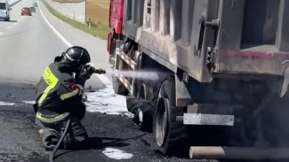 Под Симферополем вспыхнул грузовик
