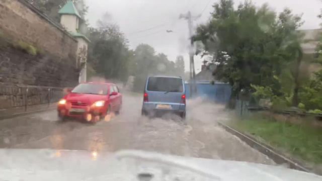 Симферополь «поплыл» из-за ливня [ВИДЕО]