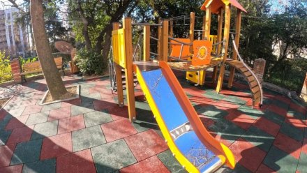 В посёлке Массандра завершили установку новой детской игровой площадки