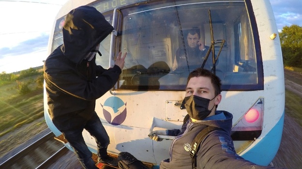 Экстремал проехал на носу электропоезда в Крыму