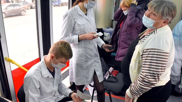 210 человек прошли вакцинацию от коронавируса в мобильном пункте Симферополя