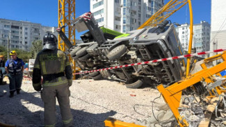 В Севастополе упал строительный кран: погиб один человек