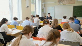 Четверо школьников в Севастополе получат по 50 тысяч рублей 