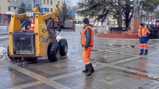 Коммунальщики в Симферополе продолжают обрабатывать дороги реагентом
