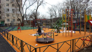 В Керчи строят детские и спортивные площадки 