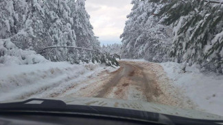 В Бахчисарайском районе расчищают дороги от снежных завалов