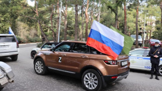 В Крыму проходит масштабный автопробег в поддержку Путина и российской армии