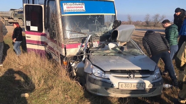 Автобус, легковушка и КамАЗ столкнулись на трассе в Крыму