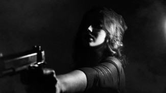 В Феодосии женщина угрожала пистолетом за увольнение