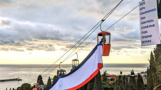 Над Ялтой развернули 20-метровый флаг Крыма