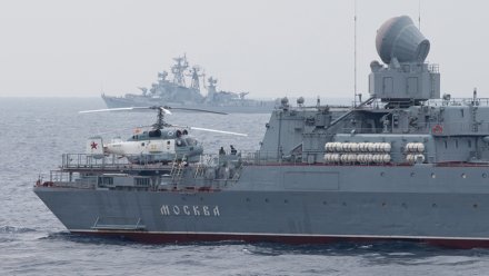 Флагман Черноморского флота крейсер «Москва» на плаву