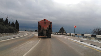 В Севастополе обработали 36 километров дорог