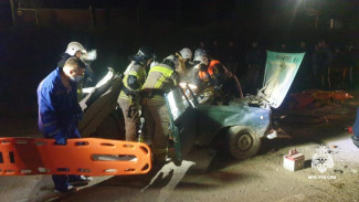 Мужчину зажало в салоне авто из-за аварии в Судаке