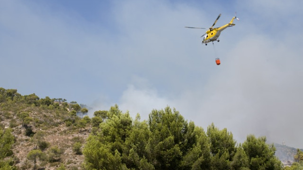 Вертолёты задействовали для тушения пожаров после взрывов на севере Крыма