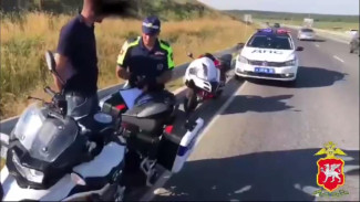 Пьяный мотоциклист без прав пытался скрыться от крымских полицейских
