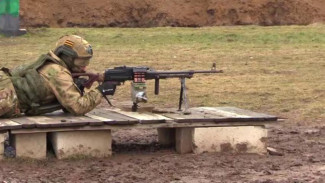 Бойцы группировки войск «Днепр» оттачивают навыки владения пулемётом Калашникова в тыловом районе СВО