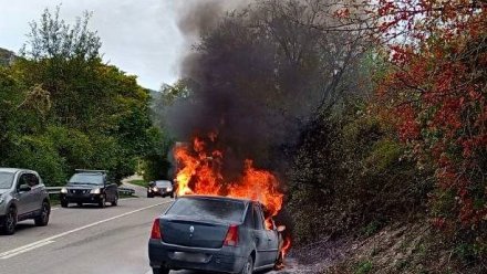 Иномарка вспыхнула на дороге в Бахчисарайском районе 