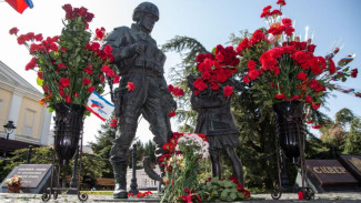 В Крыму к памятникам «Народному ополчению всех времен» и Вежливым людям возложили цветы