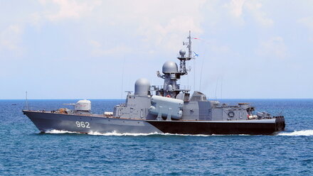 Катер Черноморского флота одним залпом напугал эсминец ВМС США