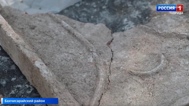 Алтарная зона, куски черепицы: что еще нашли археологи на руинах старинного храма в Крыму?