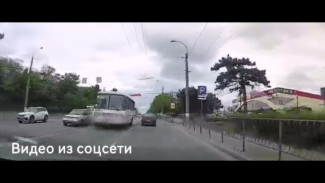 В Симферополе водитель автобуса проехался по встречной полосе и теперь может остаться без прав