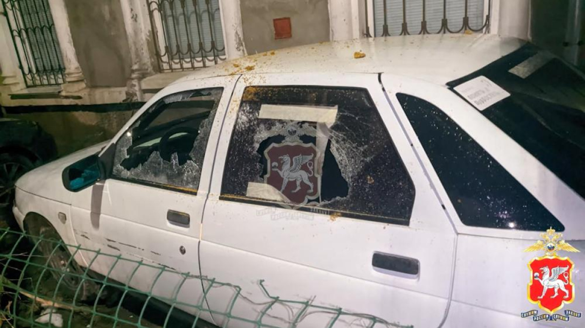 Разбитые z. Машина с разбитым стеклом. Неизвестные машины. Z машина разбили стекло. Разбили стекло украинского авто.