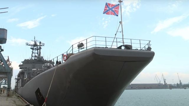 Военными кораблями усилили паромную переправу в Керчи