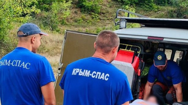 Спасатели "Крым-Спас" помогли женщине, получившей травму в районе озера Ай - Серез