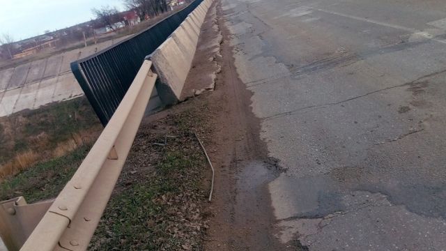 В Джанкойском районе разрушается мост через Северо-Крымский канал