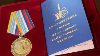 Лавров наградил Ирину Кивико медалью в честь годовщины полёта Гагарина