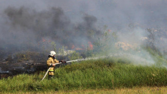 20 человек тушили горящее поле в Белогорском районе
