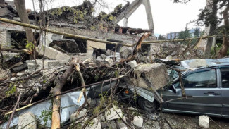 Пять автомобилей повреждены после обрушения стены в Ялте 