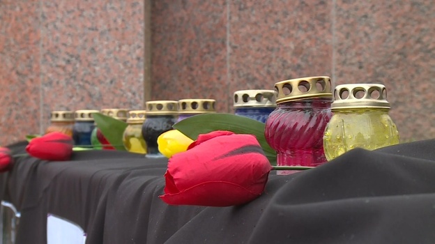 Жители Керчи несут игрушки и цветы к импровизированному мемориалу