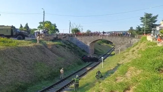 Спортивный внедорожник упал с моста на железную дорогу в Феодосии