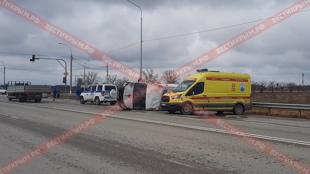 В Севастополе машина «скорой» перевернулась после аварии
