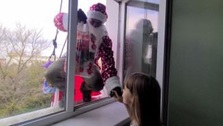 В Крыму Деды Морозы спустились на альпинистском снаряжении в инфекционную больницу к детям
