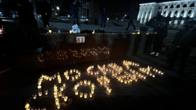 Крым скорбит вместе с Москвой: в Симферополе появился стихийный мемориал 