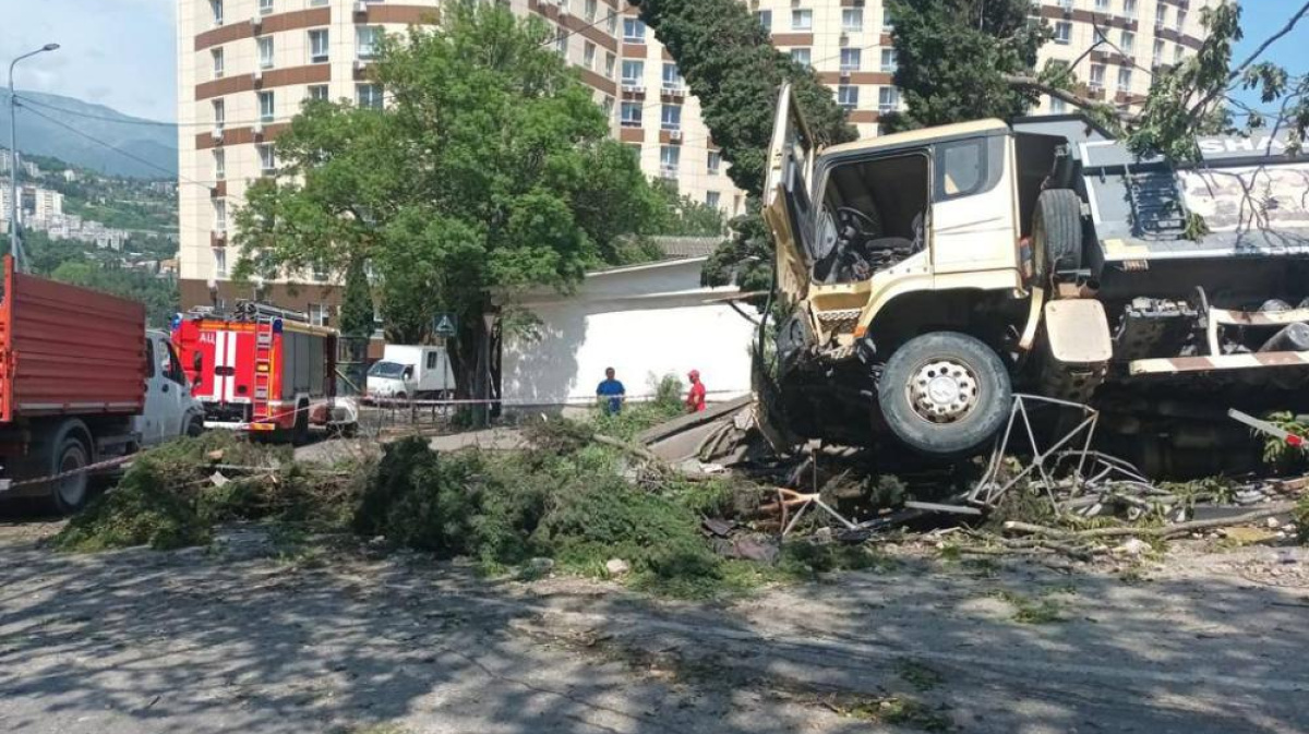 В Ялте водитель грузовика сбил подростка и врезался в здание – Новости  Крыма – Вести Крым