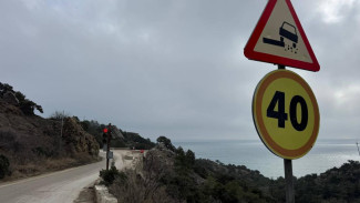 На участке дороги «Судак – Новый Свет», где частично обвалилась подпорная стена, ввели реверсивное движение