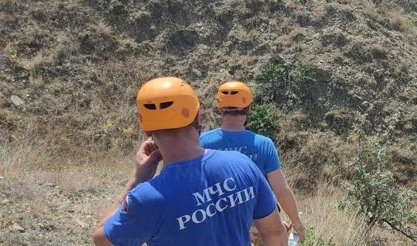 Туристам спуститься с горы у села Новый свет в Крыму помогли спасатели