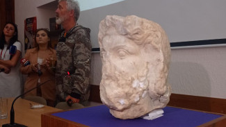 На раскопках древнего городища под Керчью нашли мраморную голову царя Фарнака