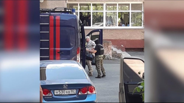В квартире военного комиссара Крыма нашли миллион рублей