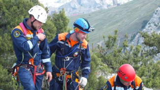 Женщина и двое детей застряли на склоне у горы Демерджи