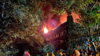Жилой многоквартирный дом горит в Ялте (ВИДЕО) 