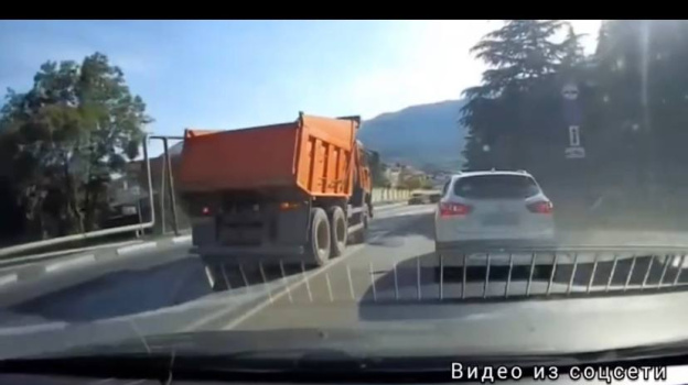 Водителя грузовика в Ялте привлекли к ответственности за опасную езду 