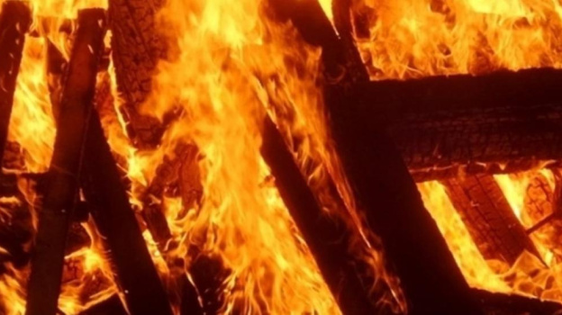 Пожарные час тушили кровлю двухэтажного дома в Феодосии