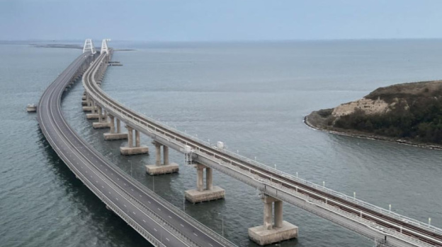 Автомобили выстраиваются в очередь перед Крымским мостом