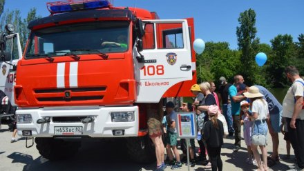 В Симферополе проводят интерактивную выставку пожарной и спасательной техники МЧС 